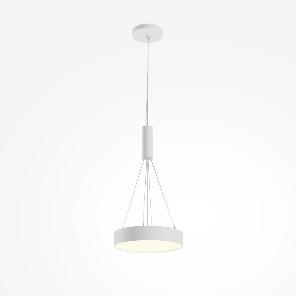 Version suspension du luminaire blanc, câbles fins et rosace au plafond
