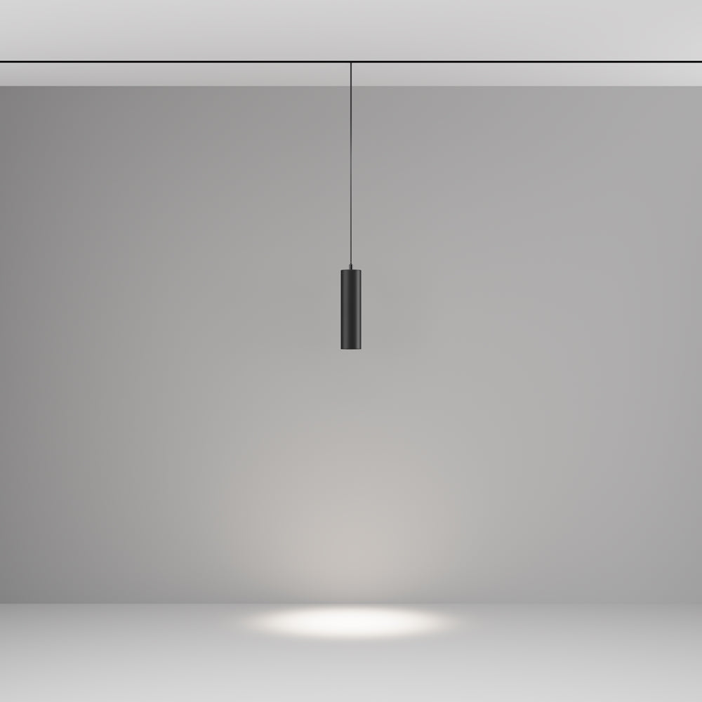 Mise en ambiance sombre montrant le faisceau lumineux projeté au sol par la suspension
