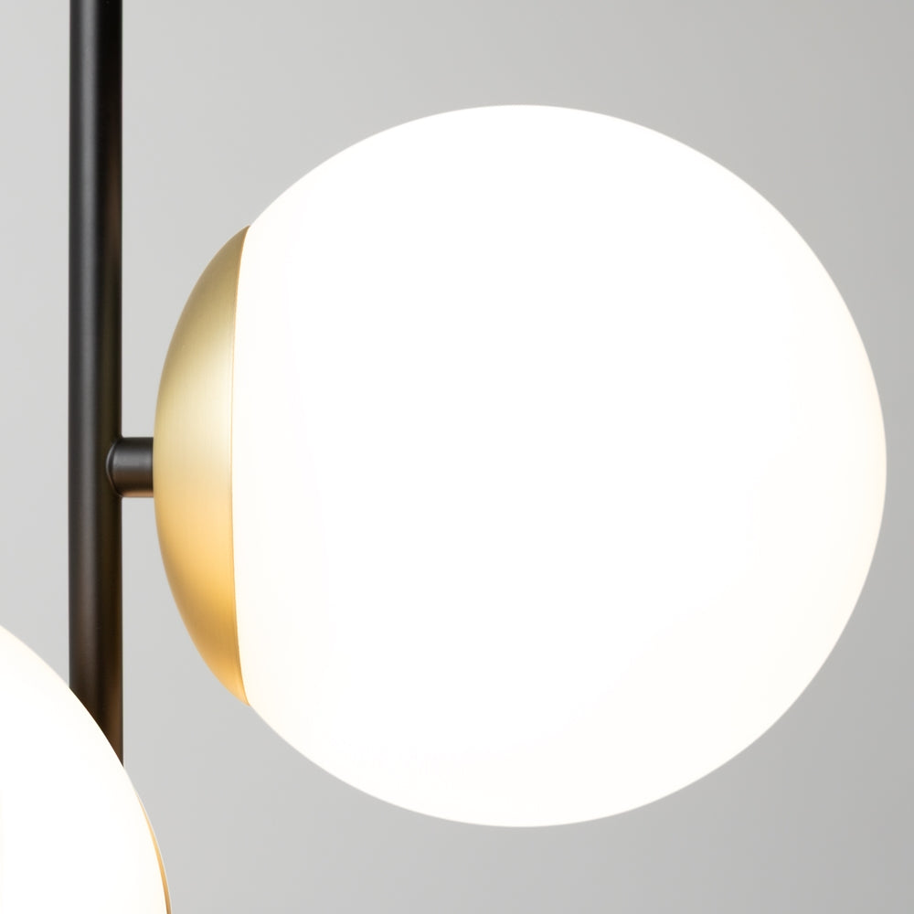 Détail macro d'un globe en verre opalin avec capuchon laiton et tige noire