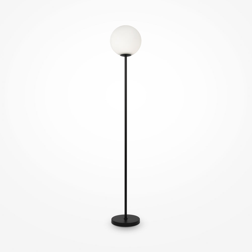 Lampadaire noir à globe opale blanc, vue de face sur fond clair