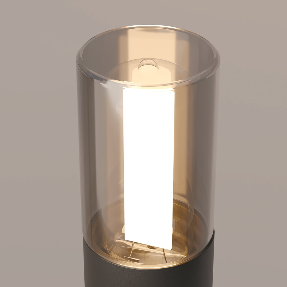 Plan serré sur le module LED vertical lumineux dans le diffuseur transparent du luminaire.