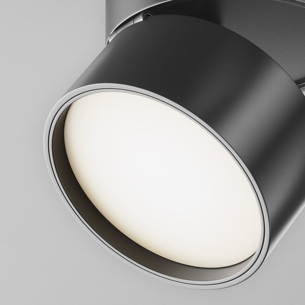 Gros plan sur le diffuseur blanc opale et la bague fine du spot