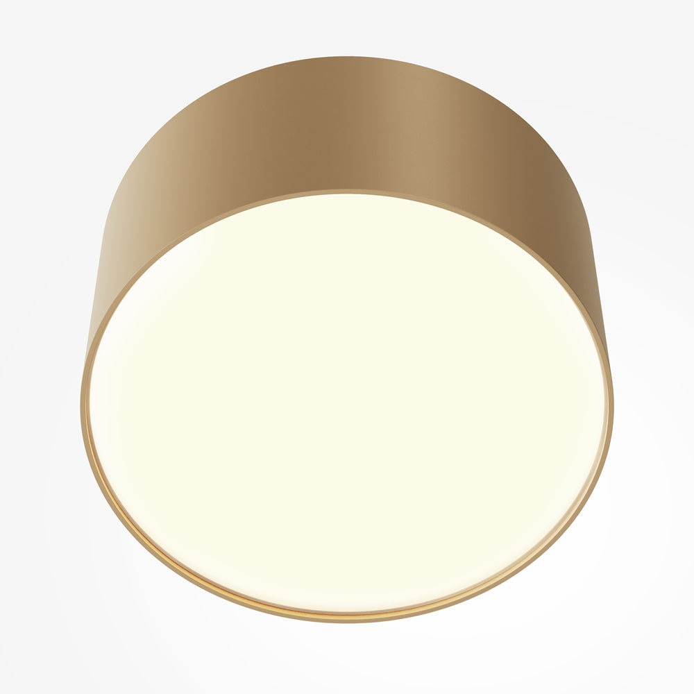 Vue par-dessous du plafonnier doré avec grand diffuseur circulaire blanc