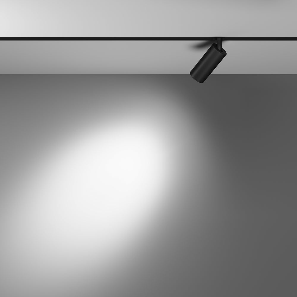 Mise en ambiance montrant le faisceau lumineux projeté sur un mur gris