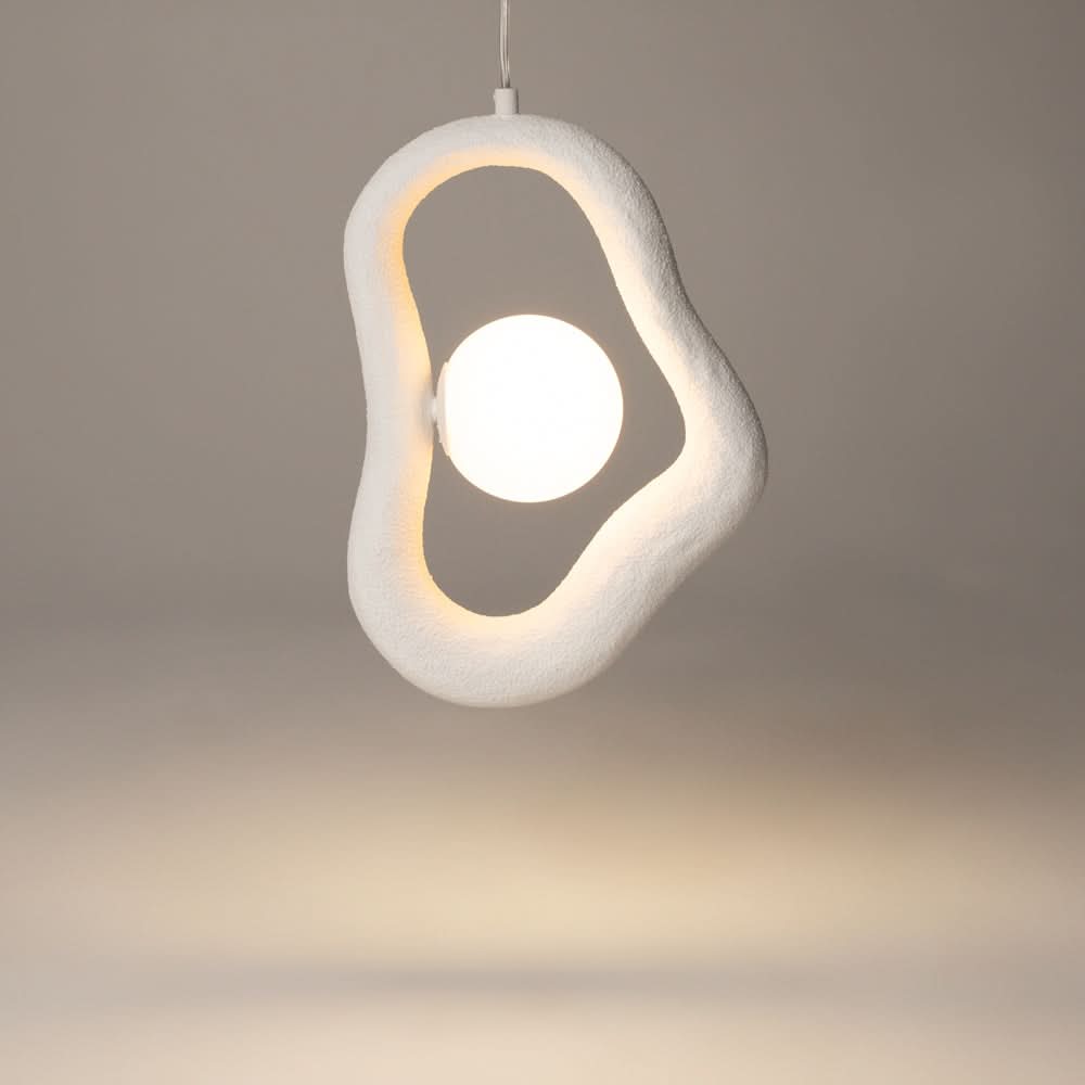 Vue rapprochée du luminaire allumé, anneau texturé entourant la sphère diffusante