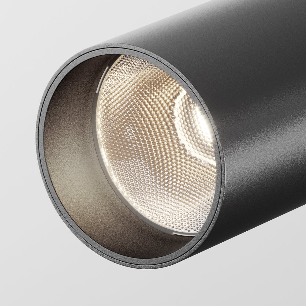 Gros plan sur la lentille et la grille alvéolaire du projecteur LED noir