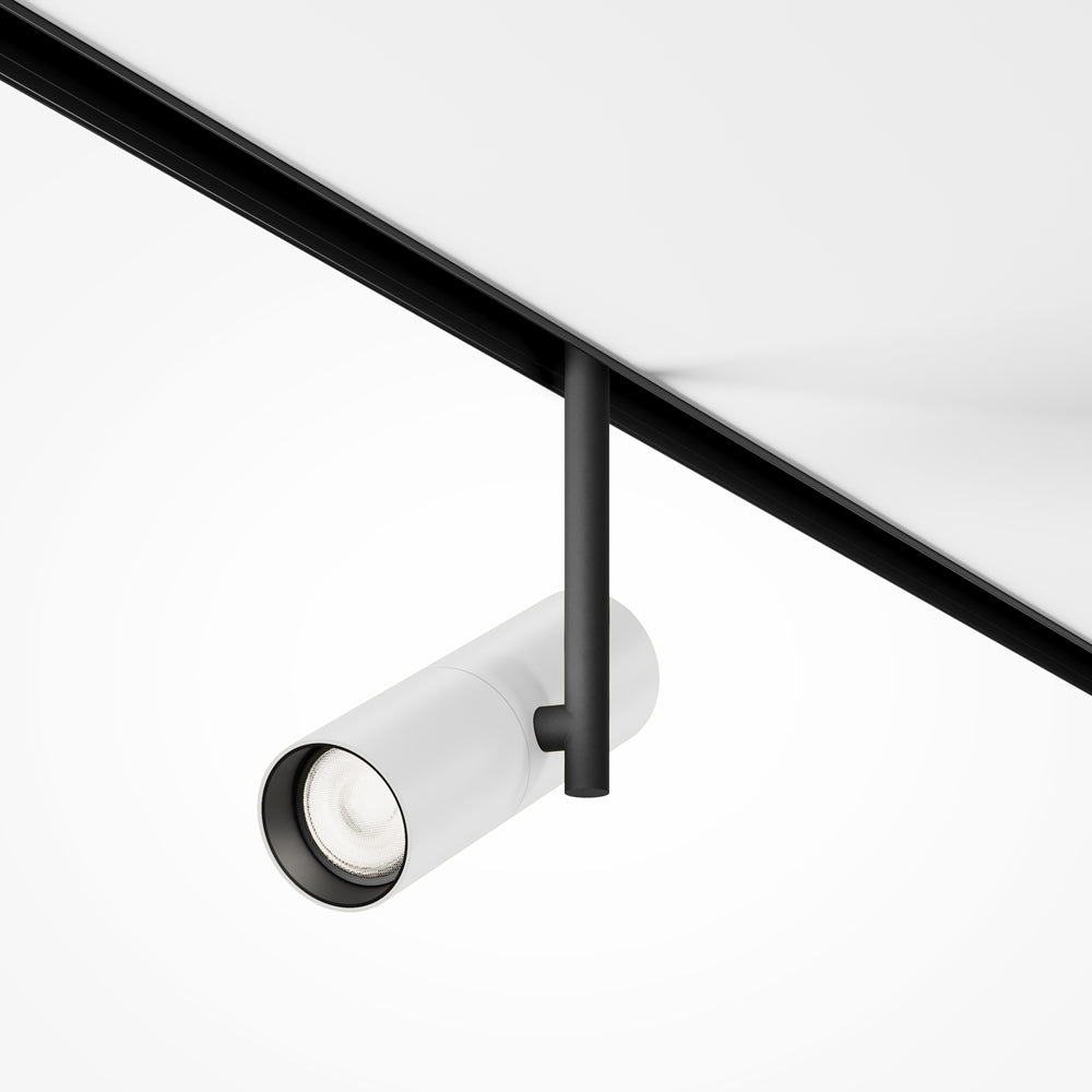 Spot blanc de face, capot cylindrique et rail noir sur fond neutre