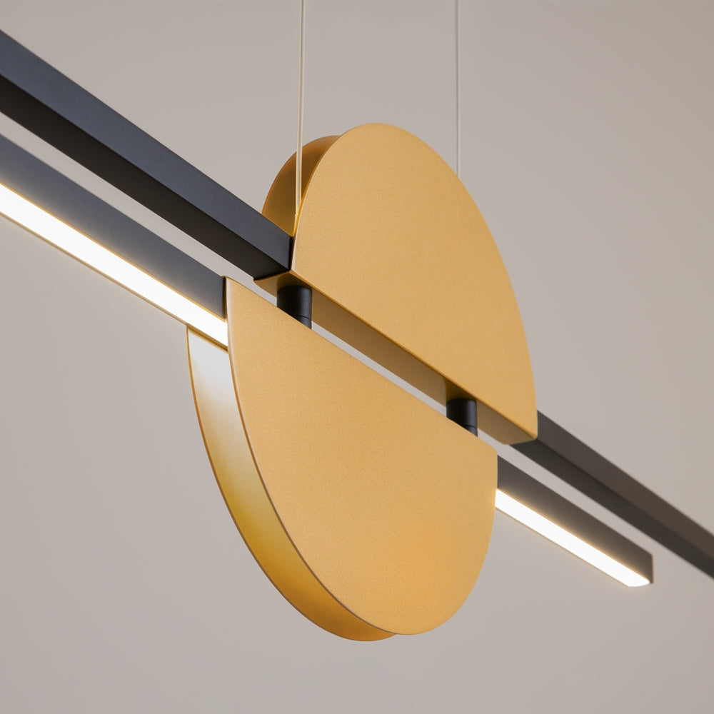 Détail rapproché du disque doré et des profilés noirs avec bandeau LED