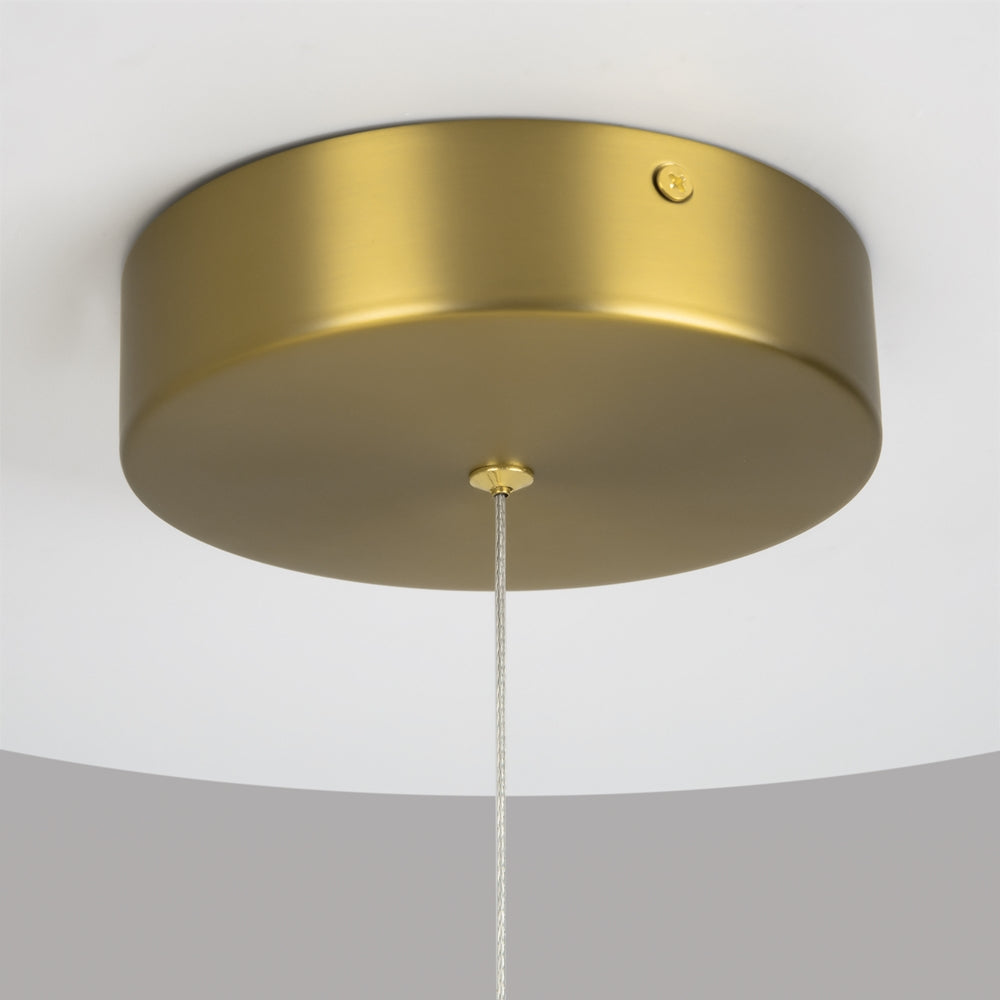 Gros plan du pavillon circulaire doré fixé au plafond blanc