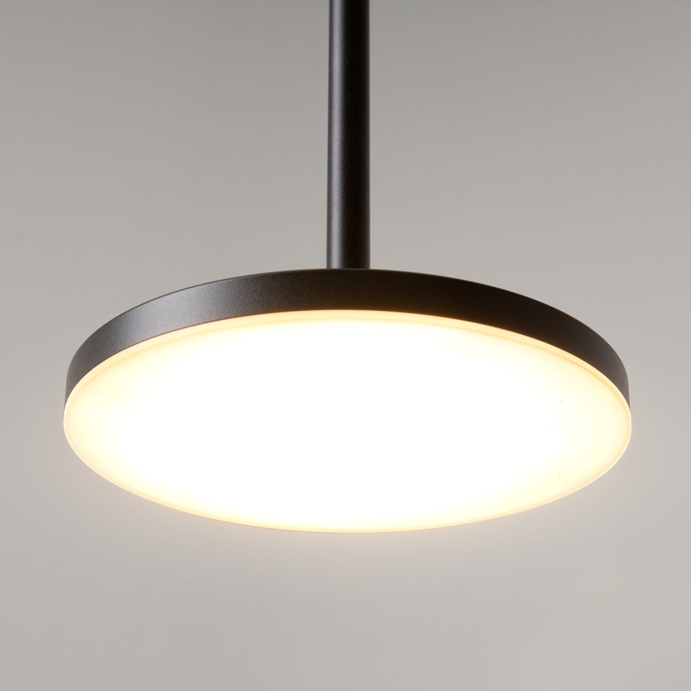 Détail de la finition noire mate et du diffuseur blanc opale éclairé