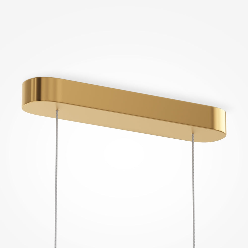 Détail du support plat doré fixé au plafond avec deux câbles
