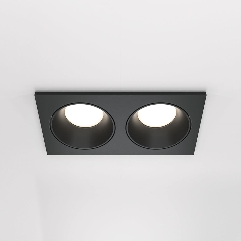 Version rectangulaire noire à deux spots ronds encastrés au plafond