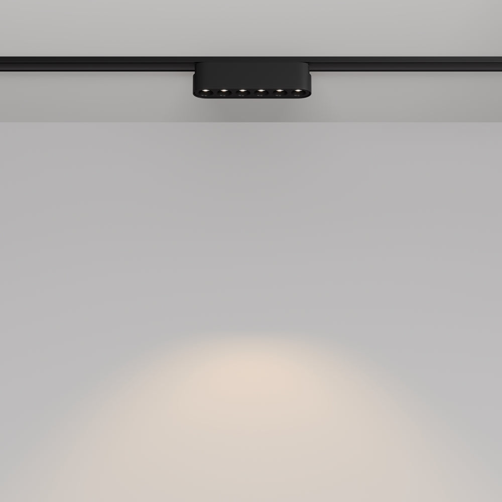 Vue de face du spot allumé, halo lumineux diffusé sur le plafond blanc