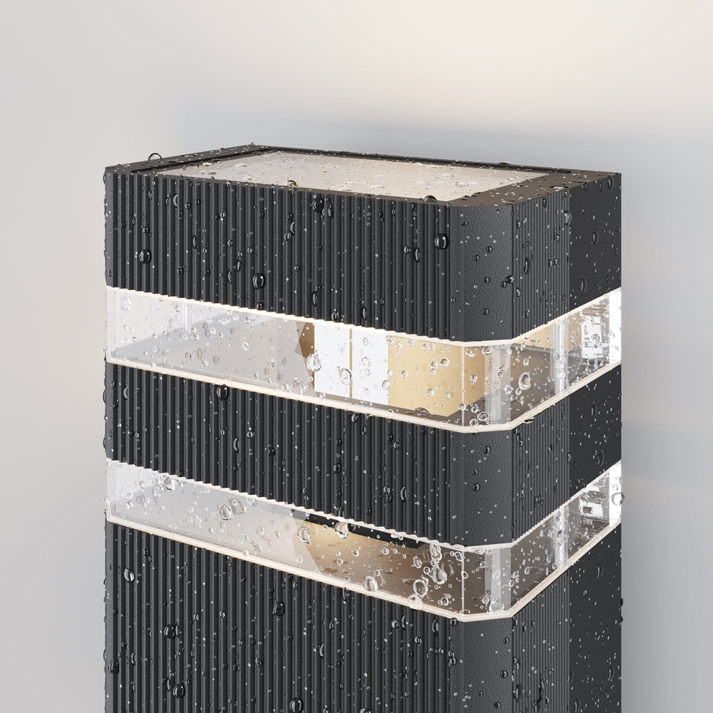 Détail de l'applique mouillée par la pluie, gouttes sur surface rainurée noire
