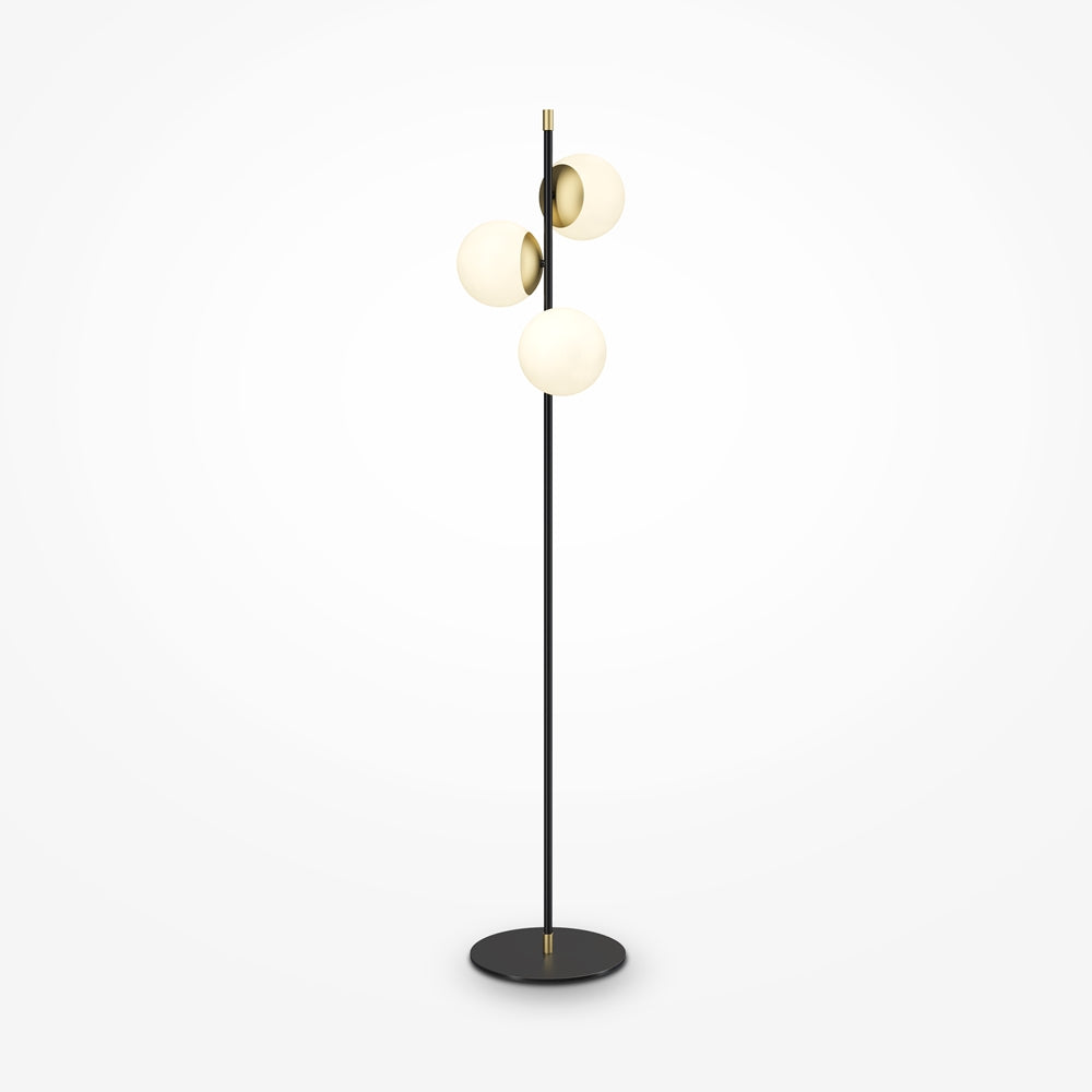 Lampadaire noir à trois globes blancs, tige fine et socle circulaire plat