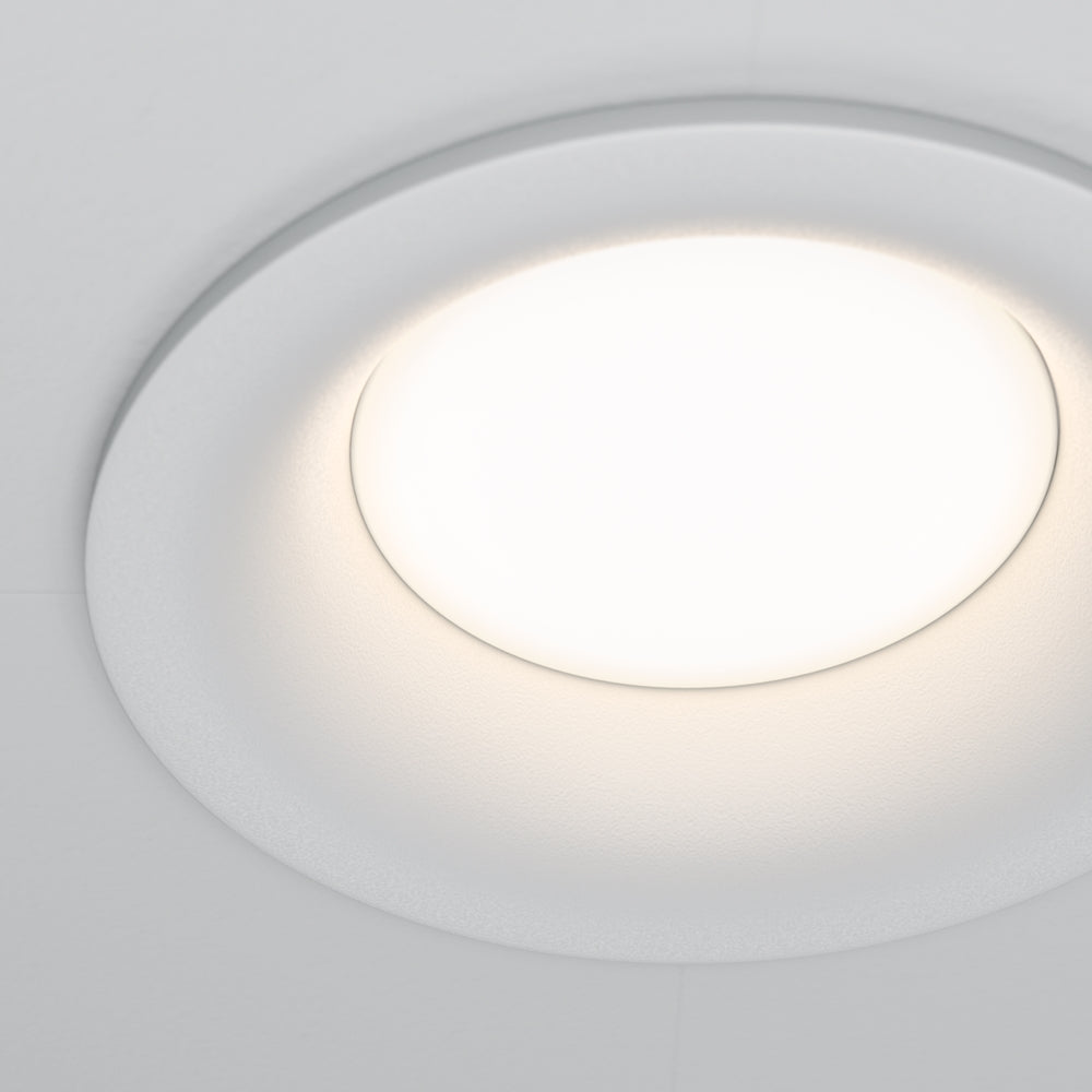Gros plan sur la collerette blanche et le diffuseur du spot