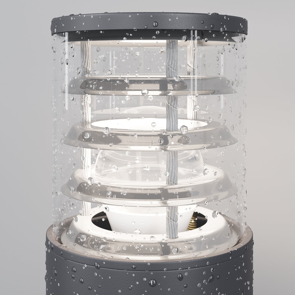 Détail du luminaire couvert de gouttes d'eau, résistance aux intempéries