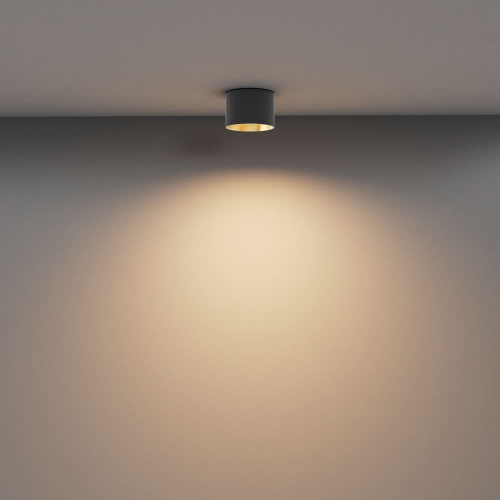 Mise en ambiance, halo de lumière chaude projeté sur le mur par le plafonnier