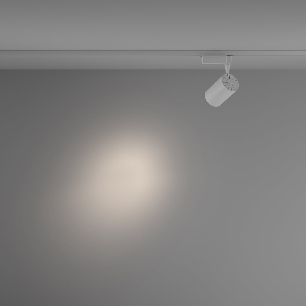 Mise en ambiance, spot blanc allumé projetant un halo lumineux sur le mur