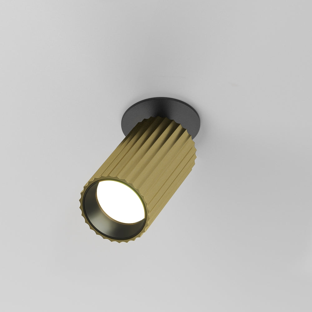 Finition dorée laiton du luminaire orienté vers le bas