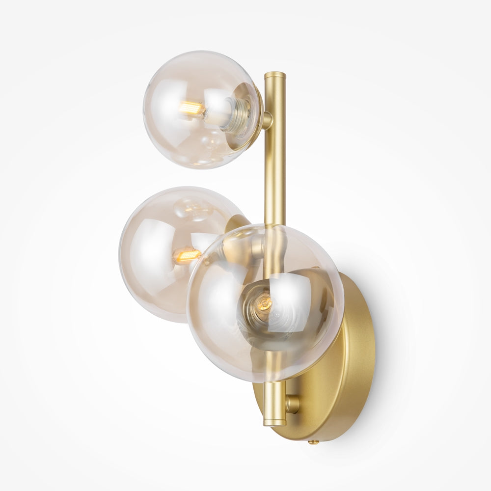 Vue de trois quarts de l'applique montrant les trois bras et globes