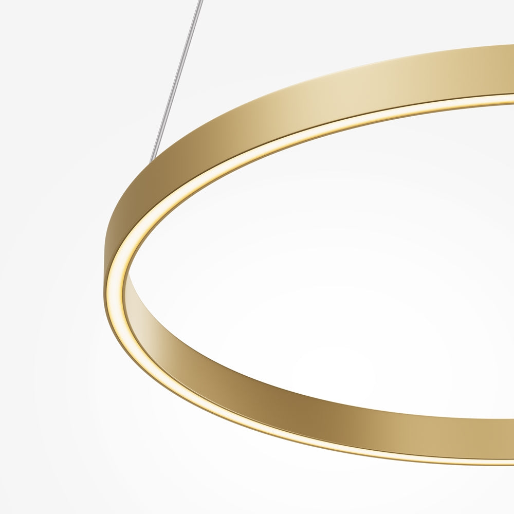 Détail de l'anneau doré montrant le bandeau LED intégré et la finition satinée.