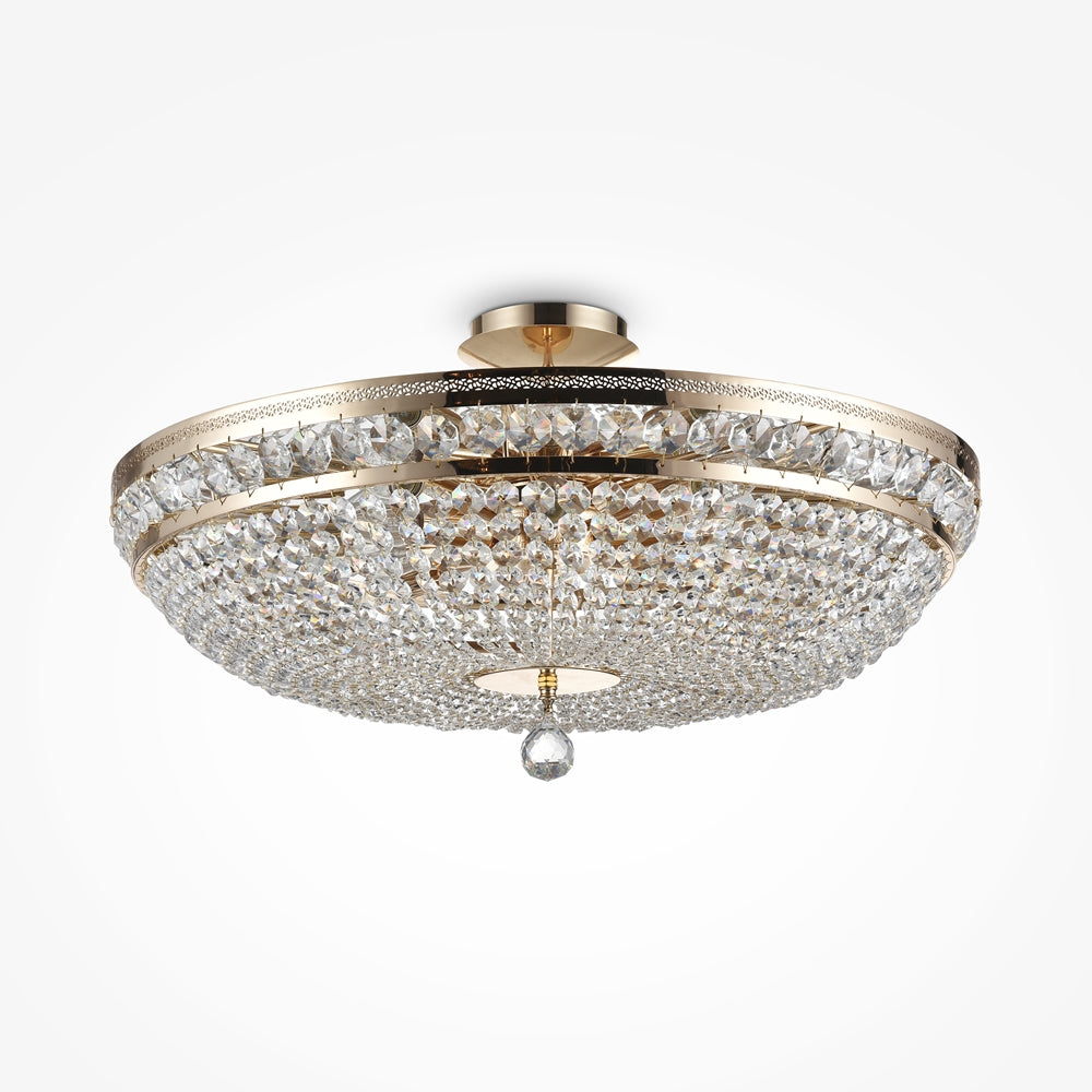 Vue en plongée du plafonnier doré, détails du bandeau métallique perforé