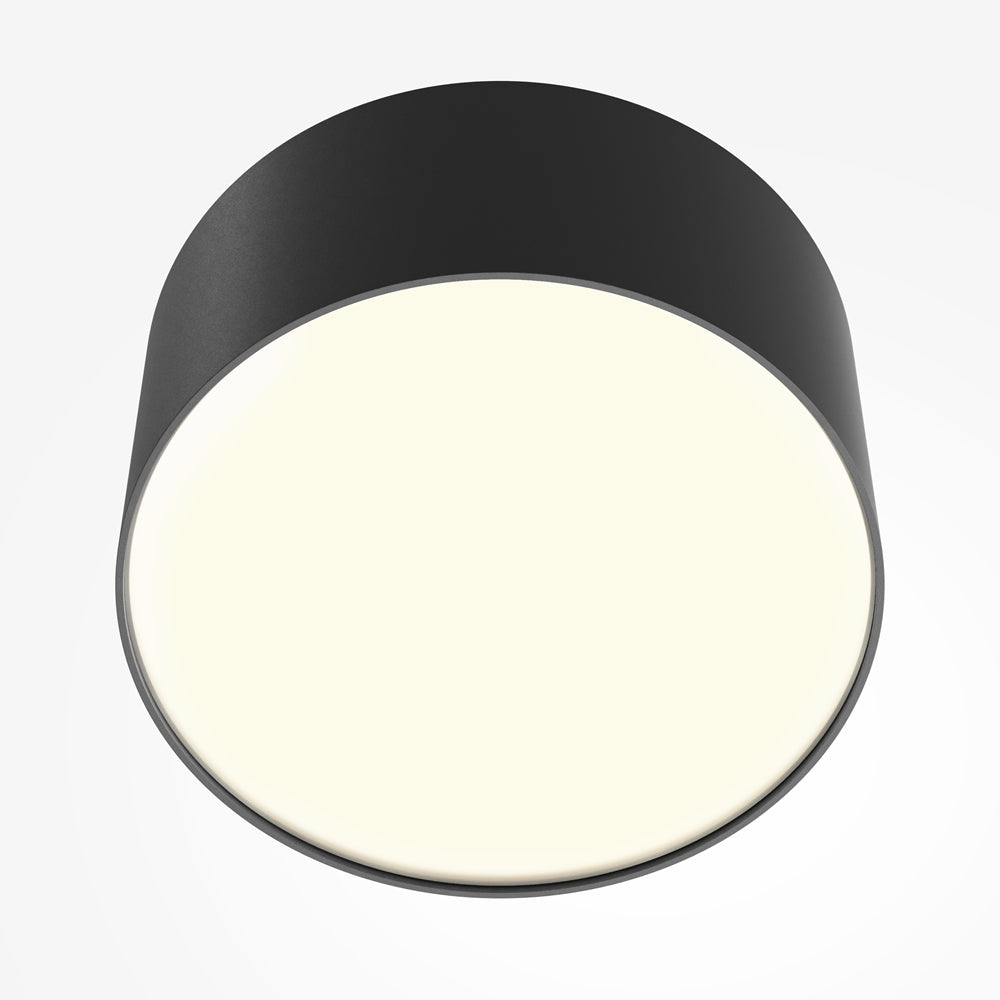 Gros plan du diffuseur blanc vu de dessous et du bord noir