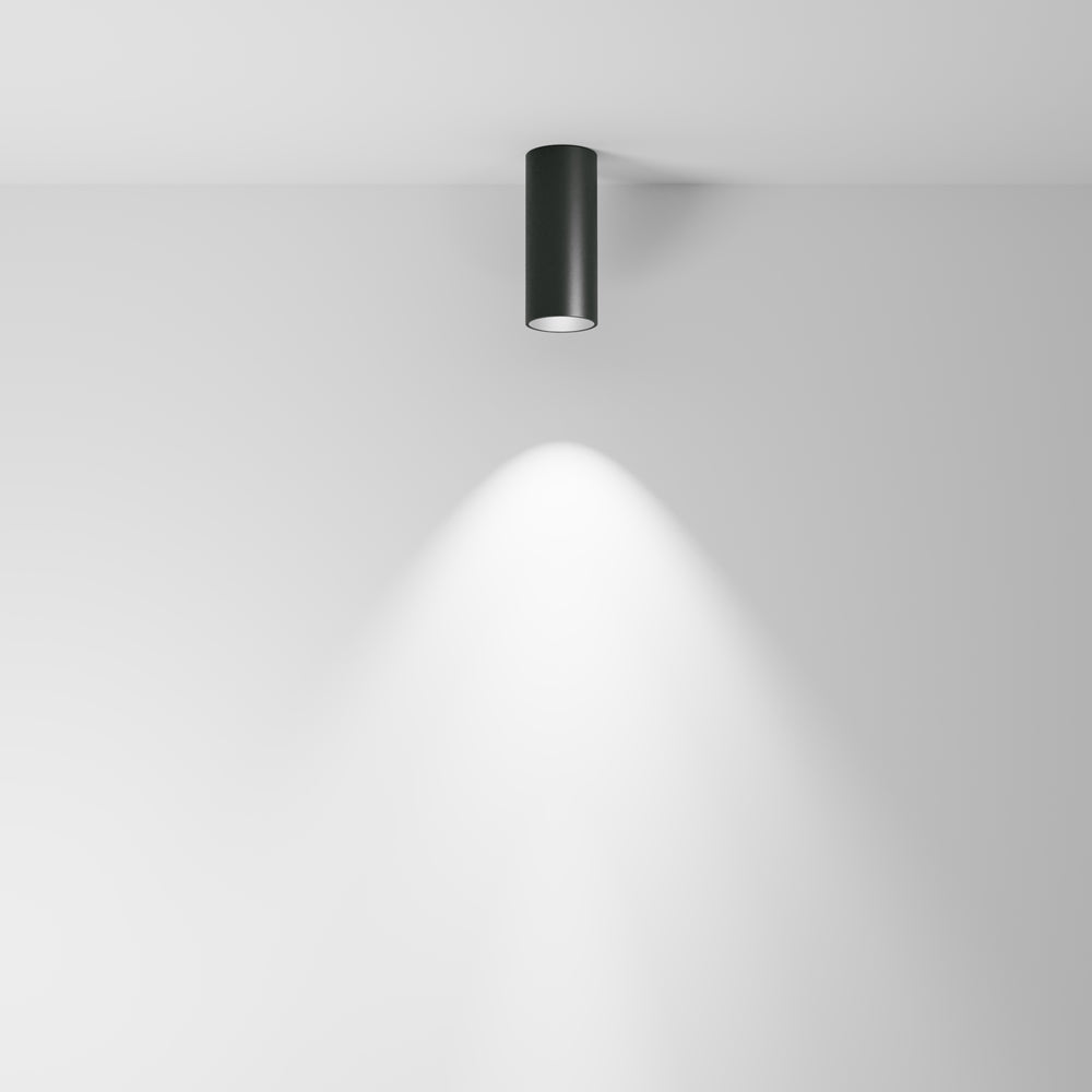 Mise en ambiance : spot fixé au plafond projetant un faisceau lumineux net.