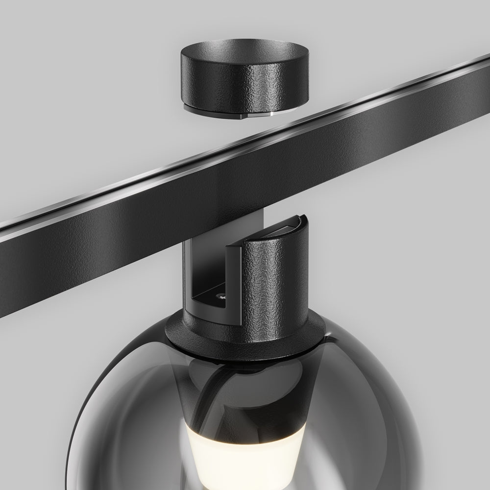 Détail de l'adaptateur noir clipsé sur le rail conducteur