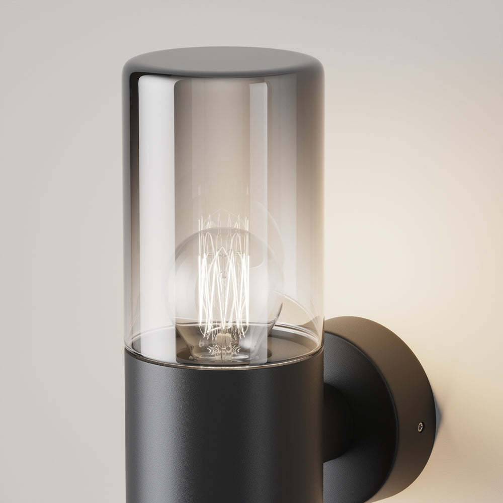 Détail rapproché du diffuseur en verre fumé et de l'ampoule à filament