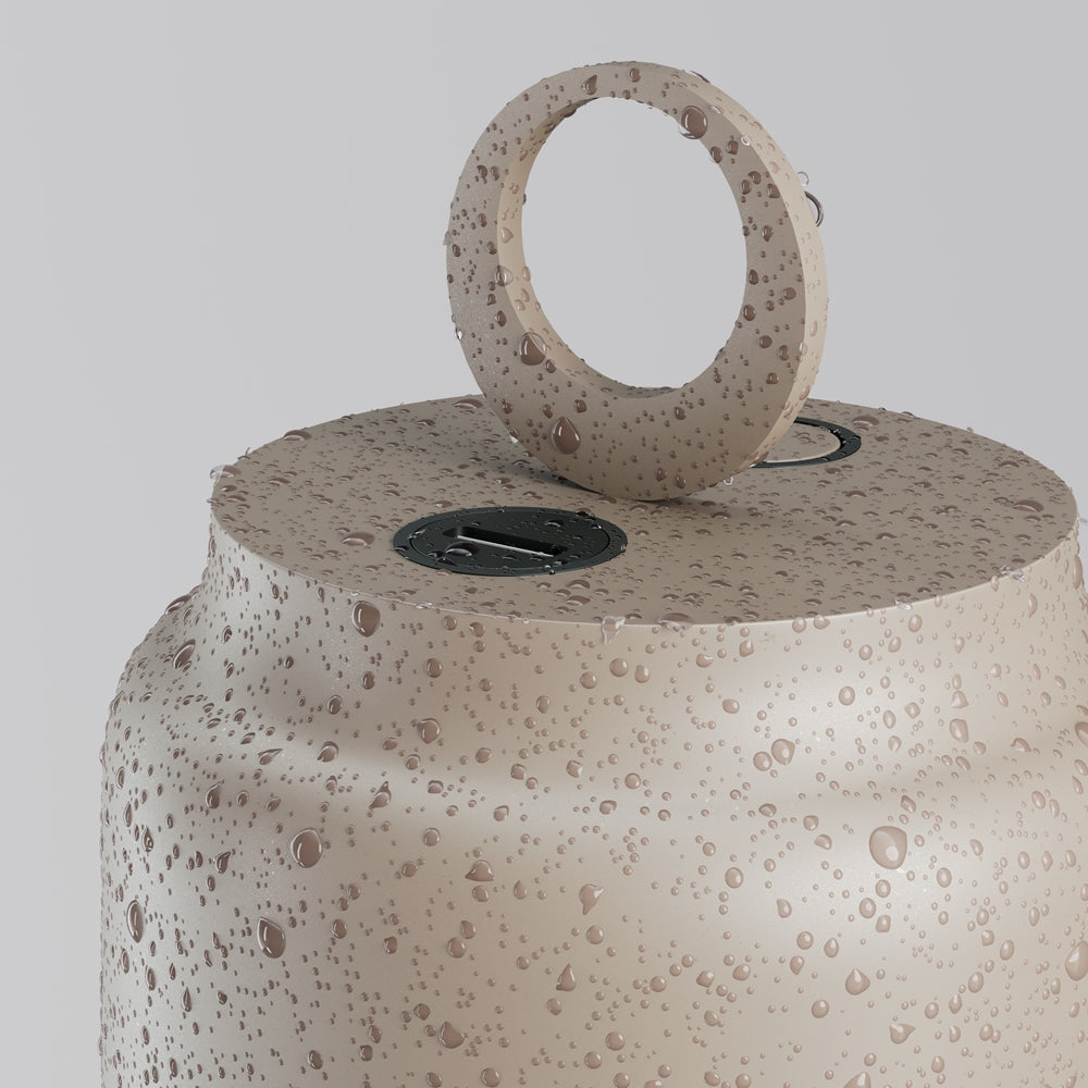 Capot beige couvert de gouttes d'eau, vue rapprochée de l'anneau
