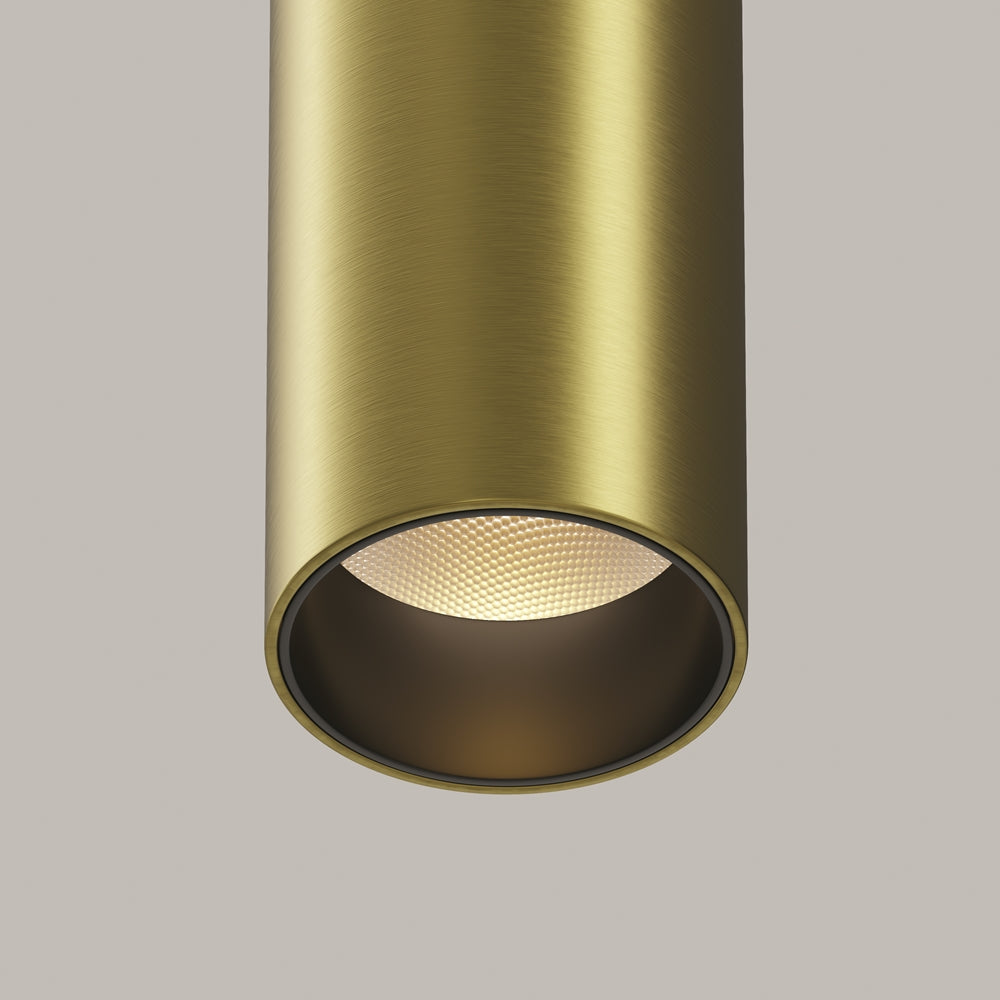 Vue rapprochée de l'ouverture dorée et du réflecteur interne du luminaire.