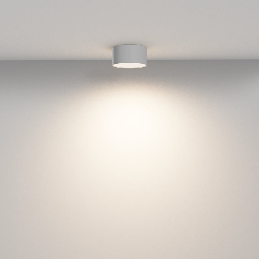 Mise en ambiance dans une pièce sombre, halo lumineux projeté sur le mur