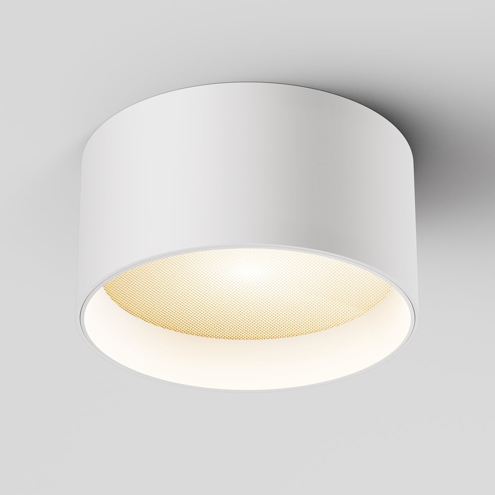 Version blanche du plafonnier, coque lisse et diffuseur doré légèrement bombé