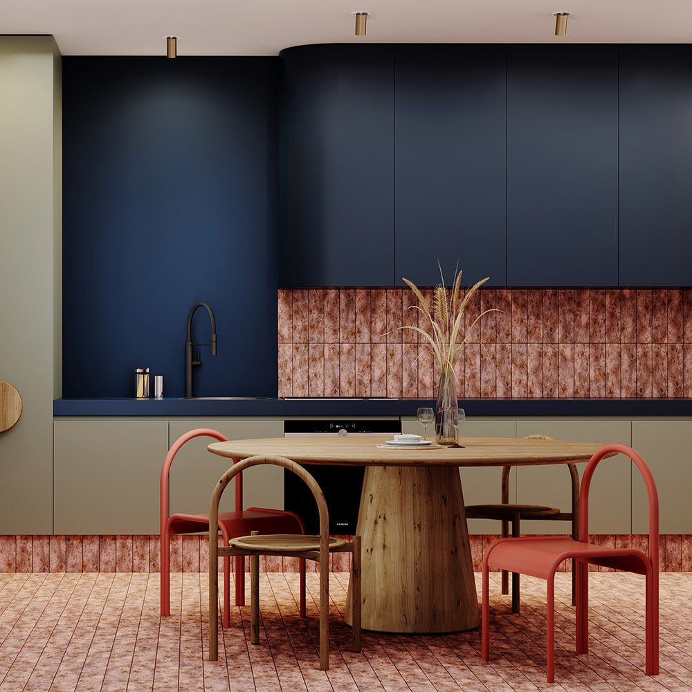 Mise en ambiance d'une cuisine bleue avec spots encastrés au plafond au-dessus de la table