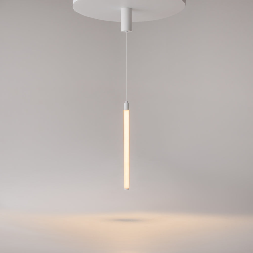 Suspension allumée avec rosace ronde au plafond, halo lumineux chaud au sol