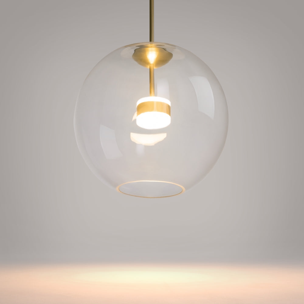 Gros plan sur la sphère en verre et son module lumineux central doré allumé.