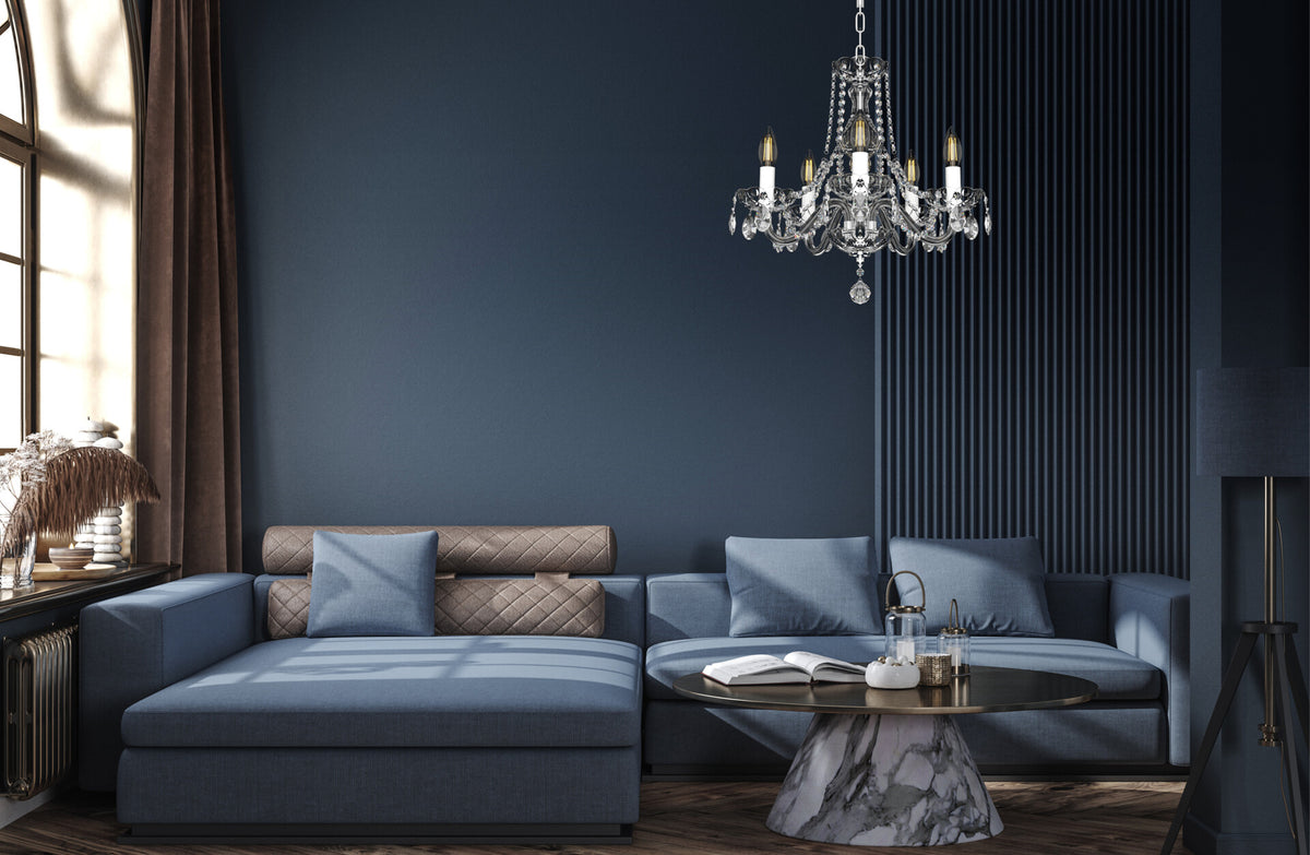 Mise en ambiance du lustre chromé suspendu dans un salon bleu nuit contemporain
