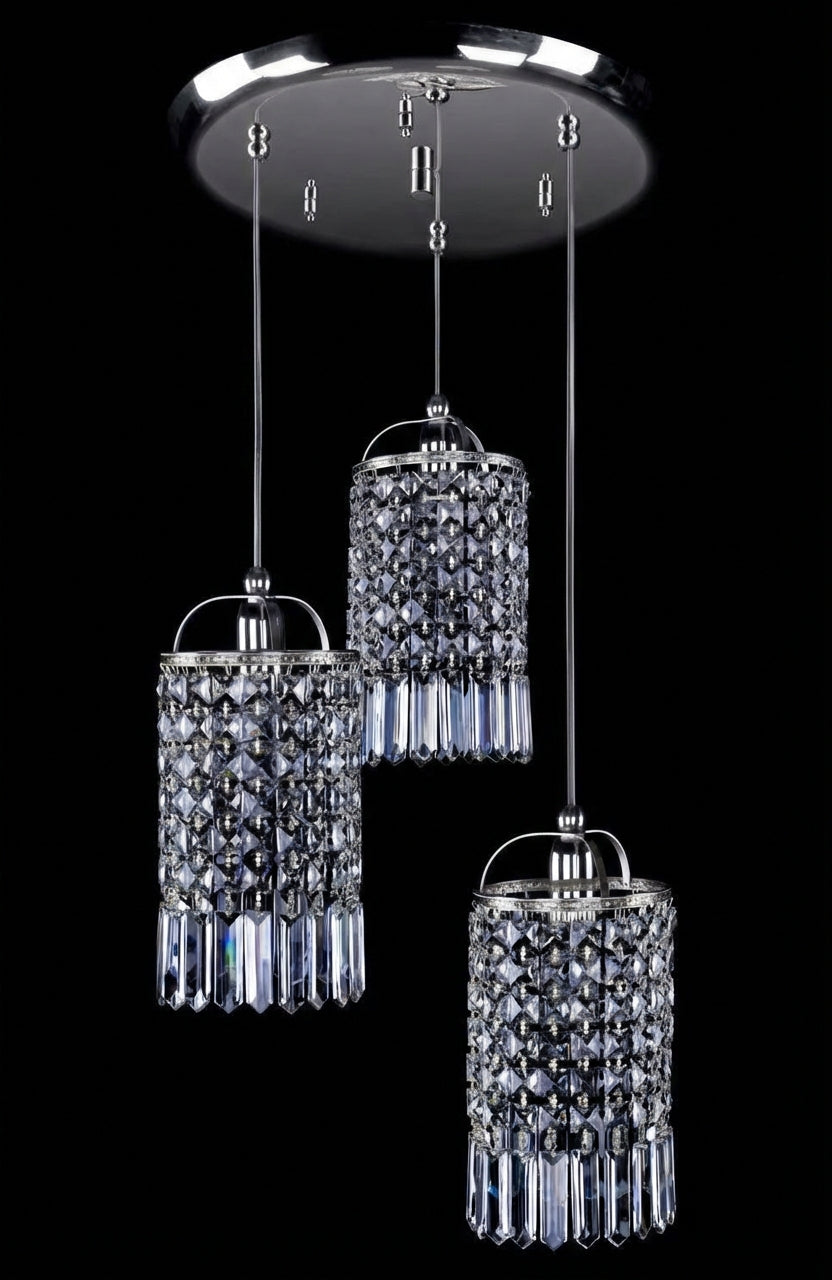 Même luminaire en finition chromée, trois abat-jours cylindriques en cristal taillé