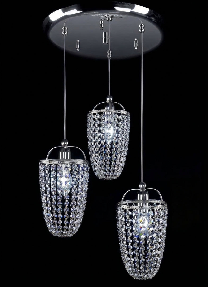 Version finition chromée du luminaire, trois paniers de cristaux translucides suspendus