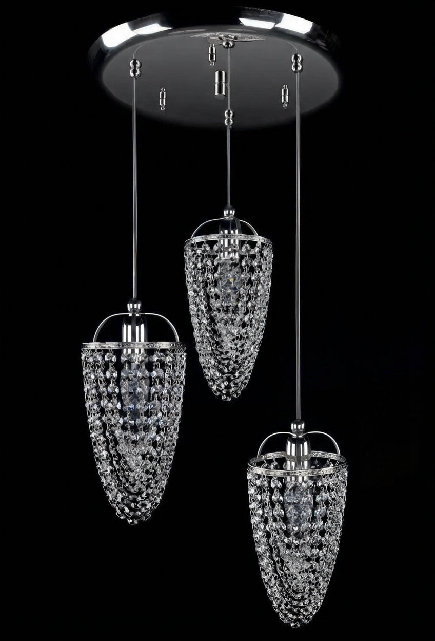 Même luminaire en finition chromée, trois pendentifs cristal sur fond noir