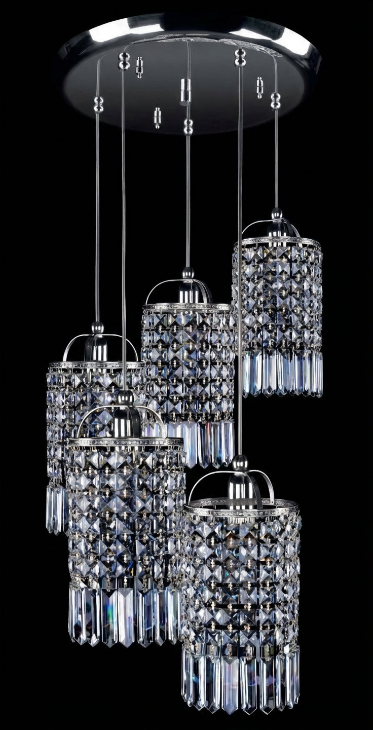 Version chromée du luminaire, cinq abat-jours cristallins facettés sur fond noir