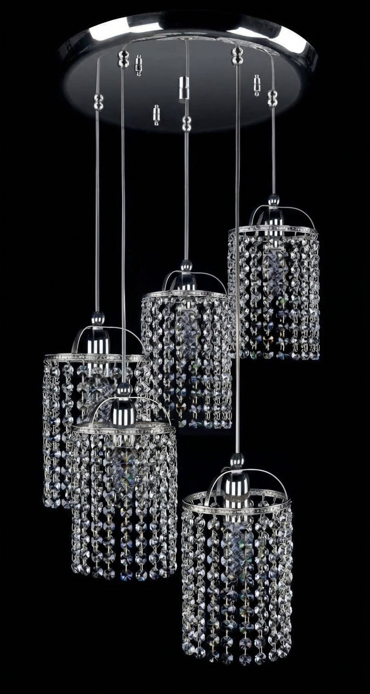 Même luminaire en finition chromée argentée, cinq suspensions cylindriques en perles de cristal.