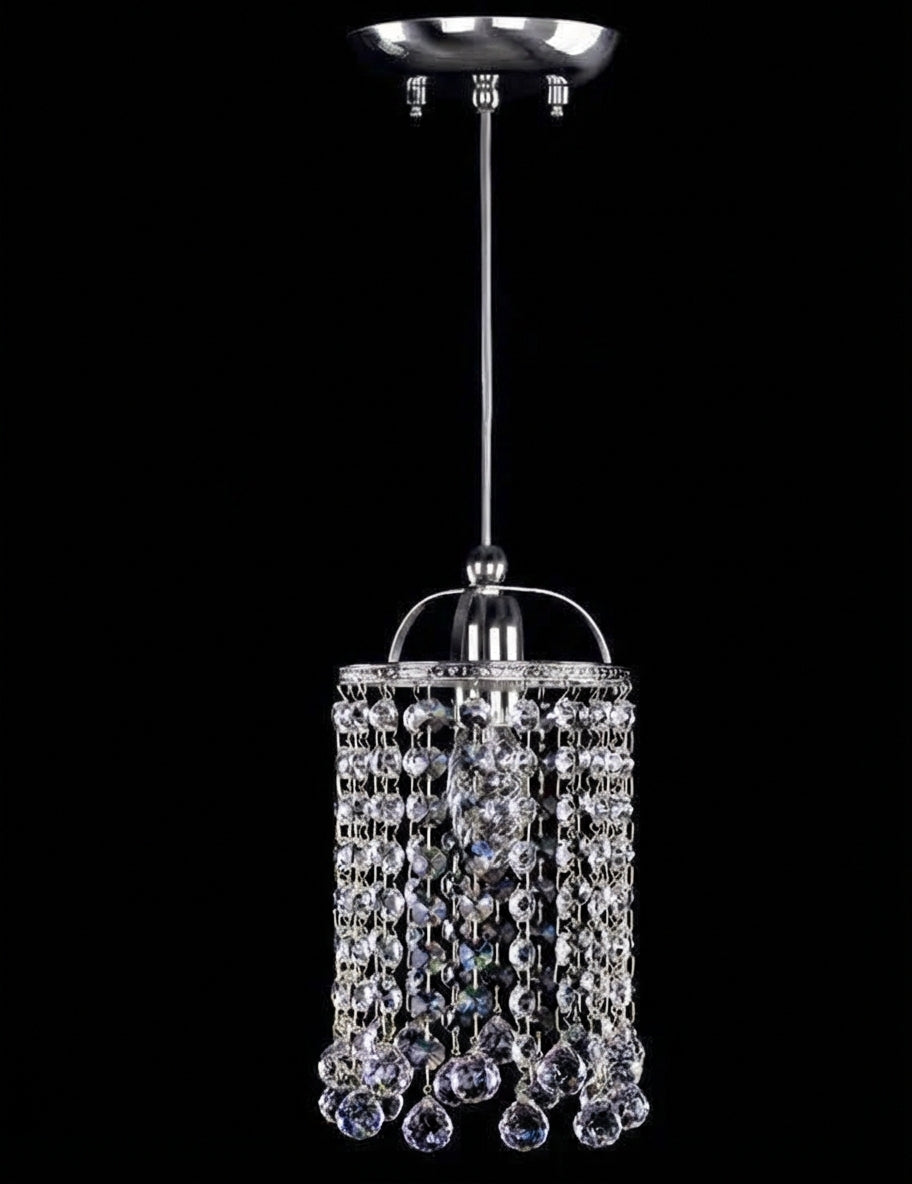 Même luminaire en finition chromée, face, sur fond noir uni
