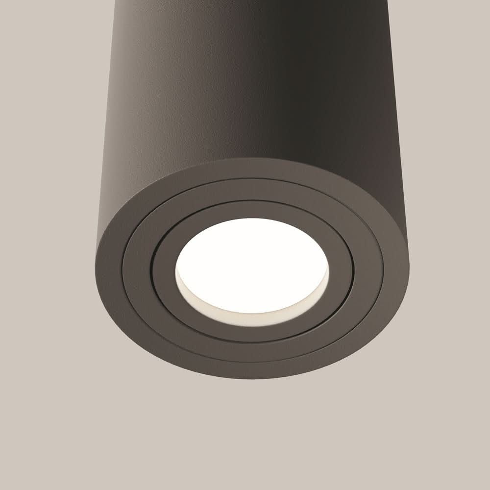 Détail de la finition taupe et de l'anneau cannelé autour de la source