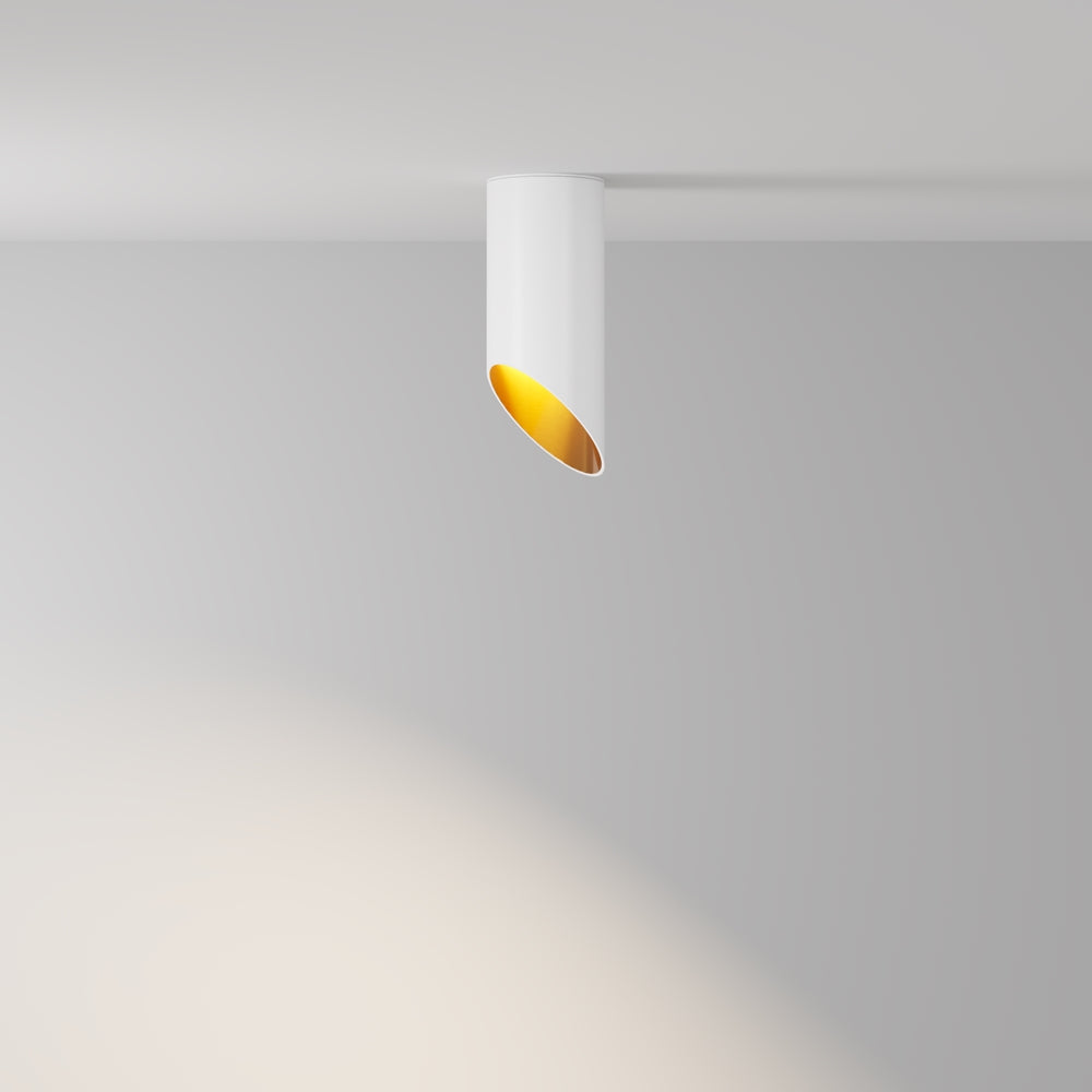 Le luminaire en situation, halo de lumière chaude sur le mur