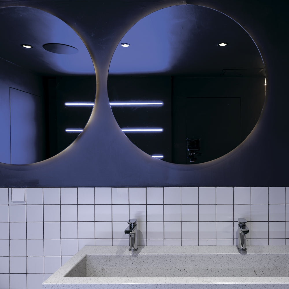 Mise en ambiance salle de bain avec plusieurs spots encastrés au plafond