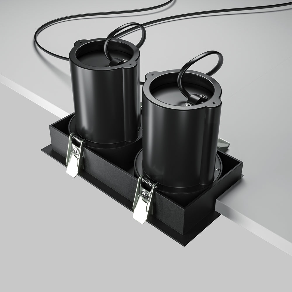 Détail du mécanisme d'installation avec ressorts de fixation et boîtier encastré.