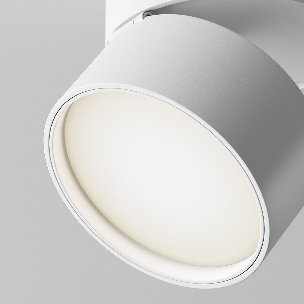 Gros plan sur la face lumineuse ronde et le cache blanc